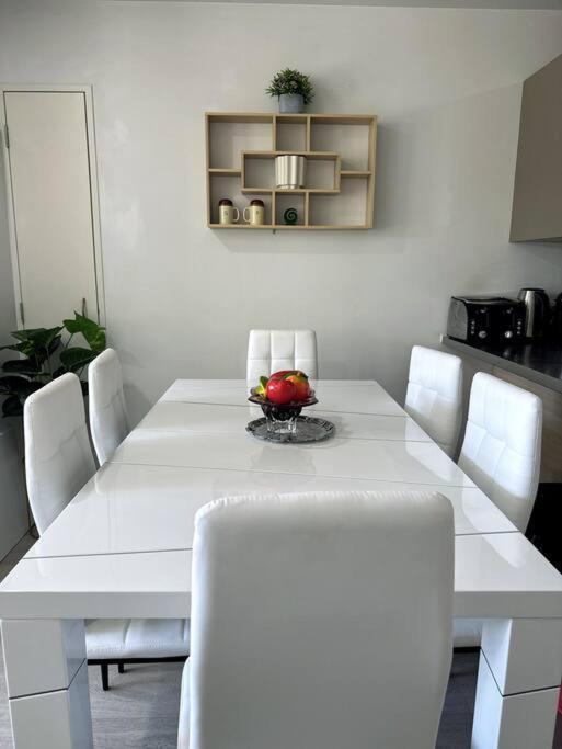 Immaculate 3 Bd 2 Bth Apartment -Free Carpark & Pool Auckland Extérieur photo