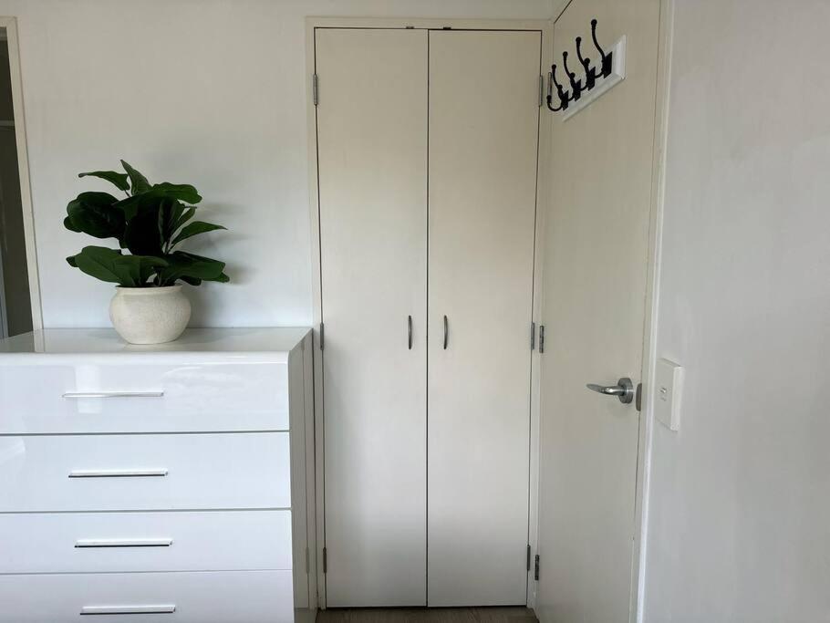Immaculate 3 Bd 2 Bth Apartment -Free Carpark & Pool Auckland Extérieur photo
